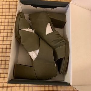 Eileen Fisher summer Sandler/bootie
